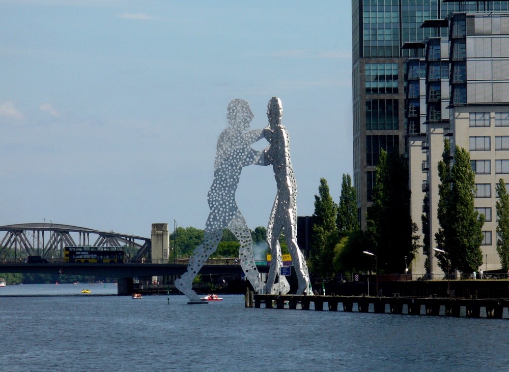 Zdjęcia: Rzeka Szprewa, Berlin, Rzeżba współczesna z nierdzewnej stali., NIEMCY Zdjęcia: Rzeka Szprewa, Berlin, Rzeżba współczesna z nierdzewnej stali., NIEMCY