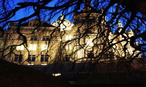 Zdjcie NIEMCY / Pojezierze Meklemburskie / Schwerin / Za platanem