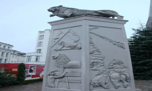 Zdjcie NIEMCY / Pojezierze Meklemburskie / Schwerin / Pomnik lwa przed katedr