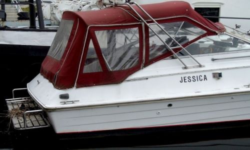 Zdjęcie NIEMCY / Berlin / marina na kanale / Nie zdążył odpłynąć, łyska zdążyła