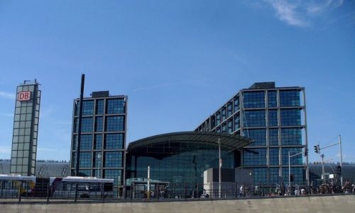 Zdjcie NIEMCY / Berlin / Rzeka Szprewa / Dworzec Hauptbahnhof z poziomu kajaka