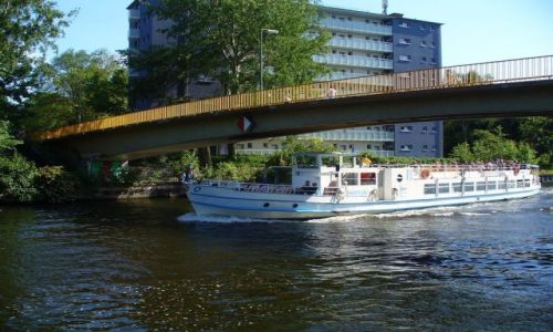 Zdjcie NIEMCY / Berlin / Berlin rzeka Szprewa / Mijane statki wycieczkowe