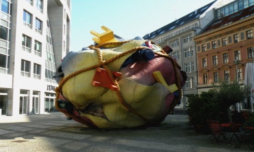 Zdjecie NIEMCY / Brandenburgia / Berlin, ulica Mauerstrasse / Dziwny pomnik