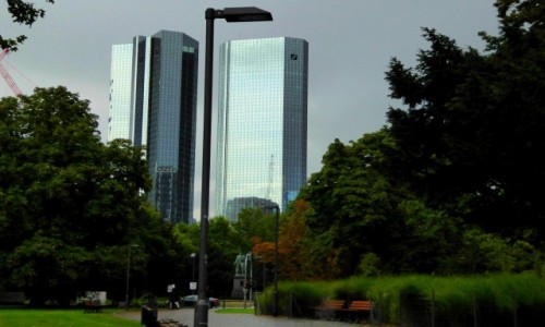 Zdjęcie NIEMCY / Hesja / Frankfurt / Latarnia w parku