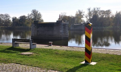 Zdj�cie NIEMCY / Brandenburgia / Gartz (Oder) / By� sobie most...