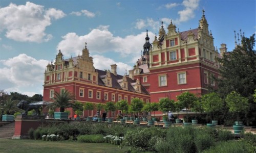 Zdjcie NIEMCY / Brandenburgia / Bad Muskau, Nowy Zamek / w malowniczym otoczeniu...