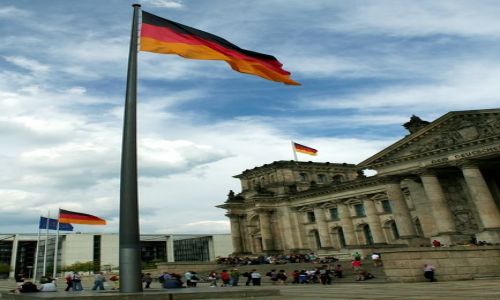 NIEMCY / - / Berlin / Flaga przed Reichstagiem