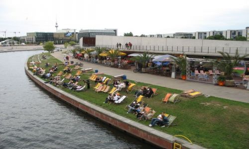 Zdjęcie NIEMCY / Brandenburgia / Berlin  / poleżakujmy nad Szprewą ..