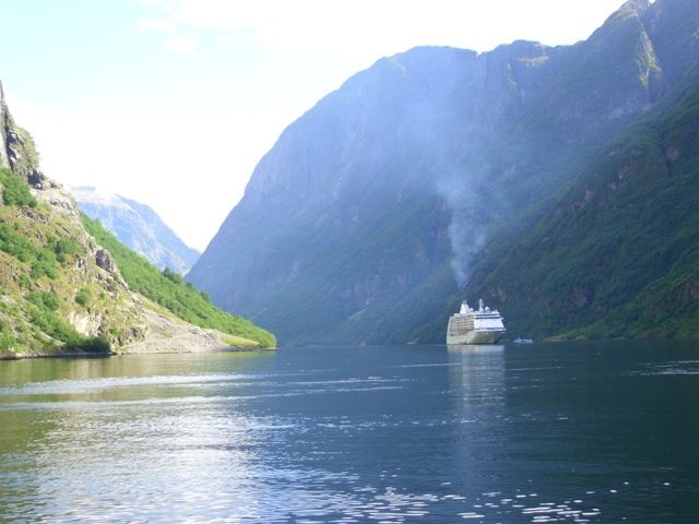 Zdjęcia: Sognefjord, Hordaland, Prom płynący przez Sognefjord, NORWEGIA Zdjęcia: Sognefjord, Hordaland, Prom płynący przez Sognefjord, NORWEGIA