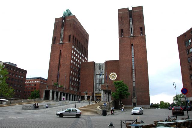 Zdjęcia: Centrum Oslo, Oslo, Kontrowersyjny budynek Ratusza w Oslo, NORWEGIA Zdjęcia: Centrum Oslo, Oslo, Kontrowersyjny budynek Ratusza w Oslo, NORWEGIA