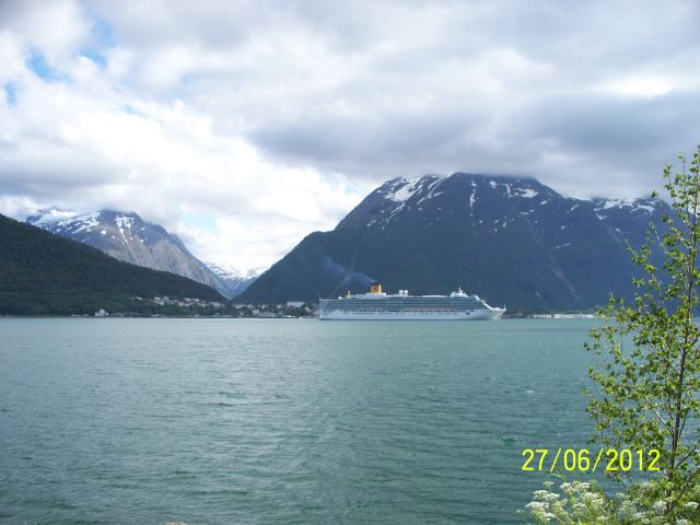Zdjęcia: Andalsnes, Costa Luminosa z Włoch opuszcza Andalsnes, NORWEGIA Zdjęcia: Andalsnes, Costa Luminosa z Włoch opuszcza Andalsnes, NORWEGIA