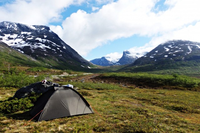 Zdj cia: Zjazd z Trollstigen w kierunku Valdall, Reinheimen, I znw wiat ukaza si w jaskrawych barwach, NORWEGIA