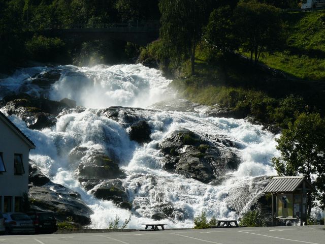 Zdjęcia: nad Geirangerfjord, Wodospad w środku miasta, NORWEGIA Zdjęcia: nad Geirangerfjord, Wodospad w środku miasta, NORWEGIA