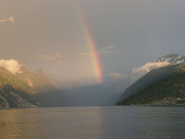 Zdjęcia: Koło Alesund, Koło Alesund, Fjord z tęczą, NORWEGIA Zdjęcia: Koło Alesund, Koło Alesund, Fjord z tęczą, NORWEGIA
