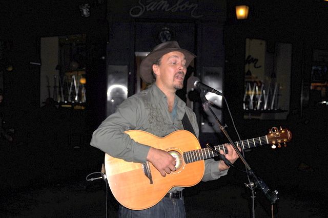 Zdjęcia: Oslo City, Oslo , Night Guitar Man, NORWEGIA Zdjęcia: Oslo City, Oslo , Night Guitar Man, NORWEGIA