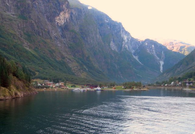 Zdjęcia: Gudvangen, Sognefiord, widok od strony fjordu na Gudvangen, NORWEGIA Zdjęcia: Gudvangen, Sognefiord, widok od strony fjordu na Gudvangen, NORWEGIA