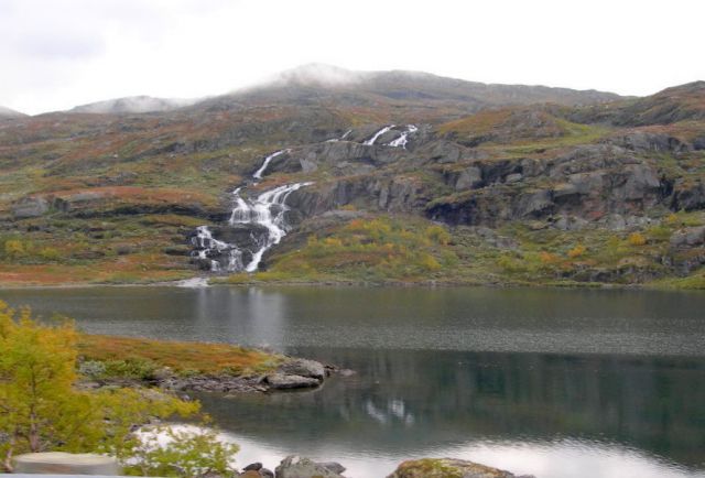Zdjęcia: gdzieś na południu Norwegii, Sognefiord, jeden z wodospadzików, NORWEGIA Zdjęcia: gdzieś na południu Norwegii, Sognefiord, jeden z wodospadzików, NORWEGIA
