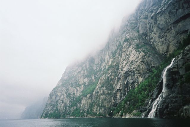 Zdjęcia: w połowie drogi, Lisefiord, Ściany Lisefiordu w chmurach, NORWEGIA Zdjęcia: w połowie drogi, Lisefiord, Ściany Lisefiordu w chmurach, NORWEGIA