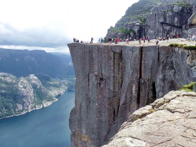 Zdjęcia: Preikestolen, Telemark, Na krawędzi, dokładnie 604m nad fiordem, NORWEGIA Zdjęcia: Preikestolen, Telemark, Na krawędzi, dokładnie 604m nad fiordem, NORWEGIA
