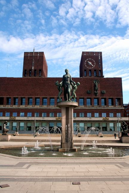 Zdjęcia: Centrum, Oslo, Ratusz z fontanną, NORWEGIA Zdjęcia: Centrum, Oslo, Ratusz z fontanną, NORWEGIA