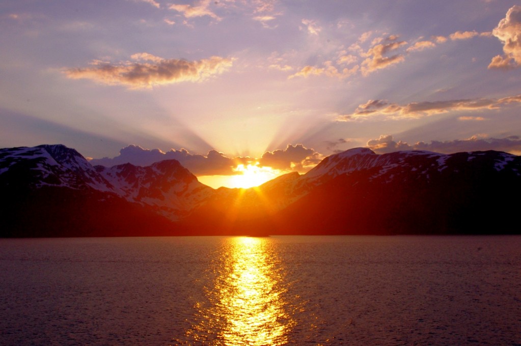 Zdjęcia: Tromso okolice, Troms, Niezachodzące słońce nad fiordami, NORWEGIA Zdjęcia: Tromso okolice, Troms, Niezachodzące słońce nad fiordami, NORWEGIA