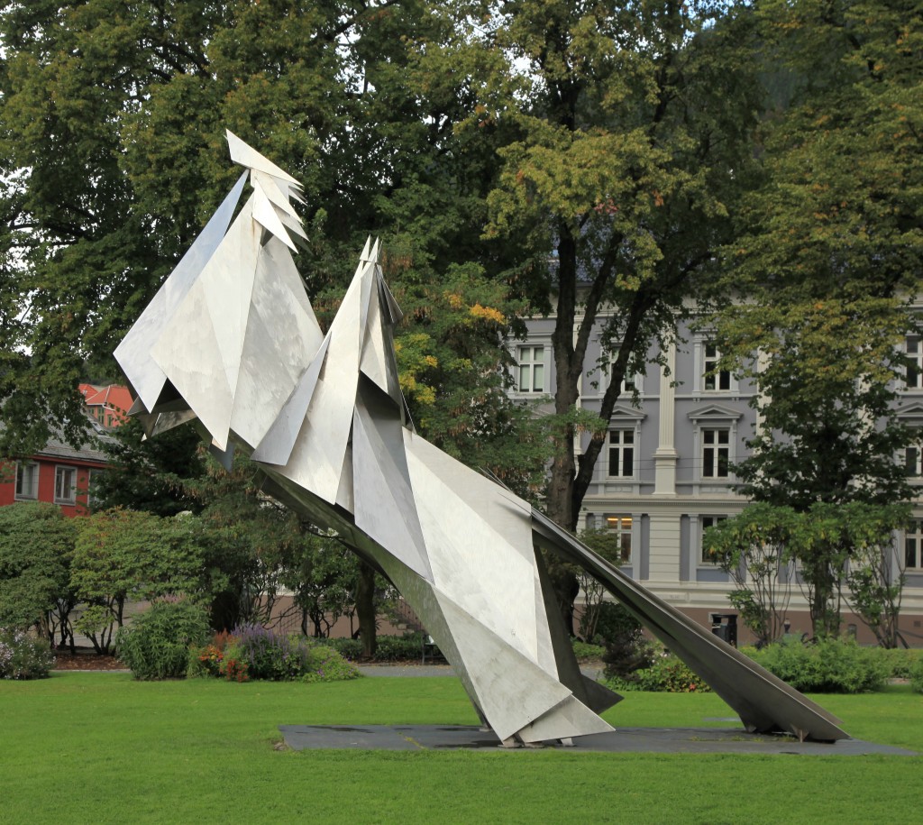 Zdjęcia: Okolice dworca kolejowego, park, Bergen, Królewski rumak, NORWEGIA Zdjęcia: Okolice dworca kolejowego, park, Bergen, Królewski rumak, NORWEGIA