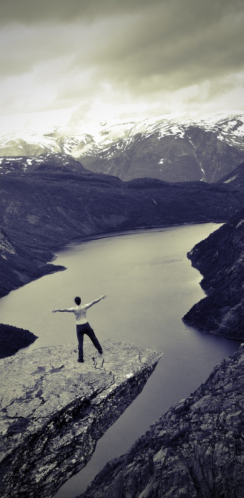 Zdjęcia: Trolltunga, Hardanger, Postać na Języku Trola, NORWEGIA Zdjęcia: Trolltunga, Hardanger, Postać na Języku Trola, NORWEGIA