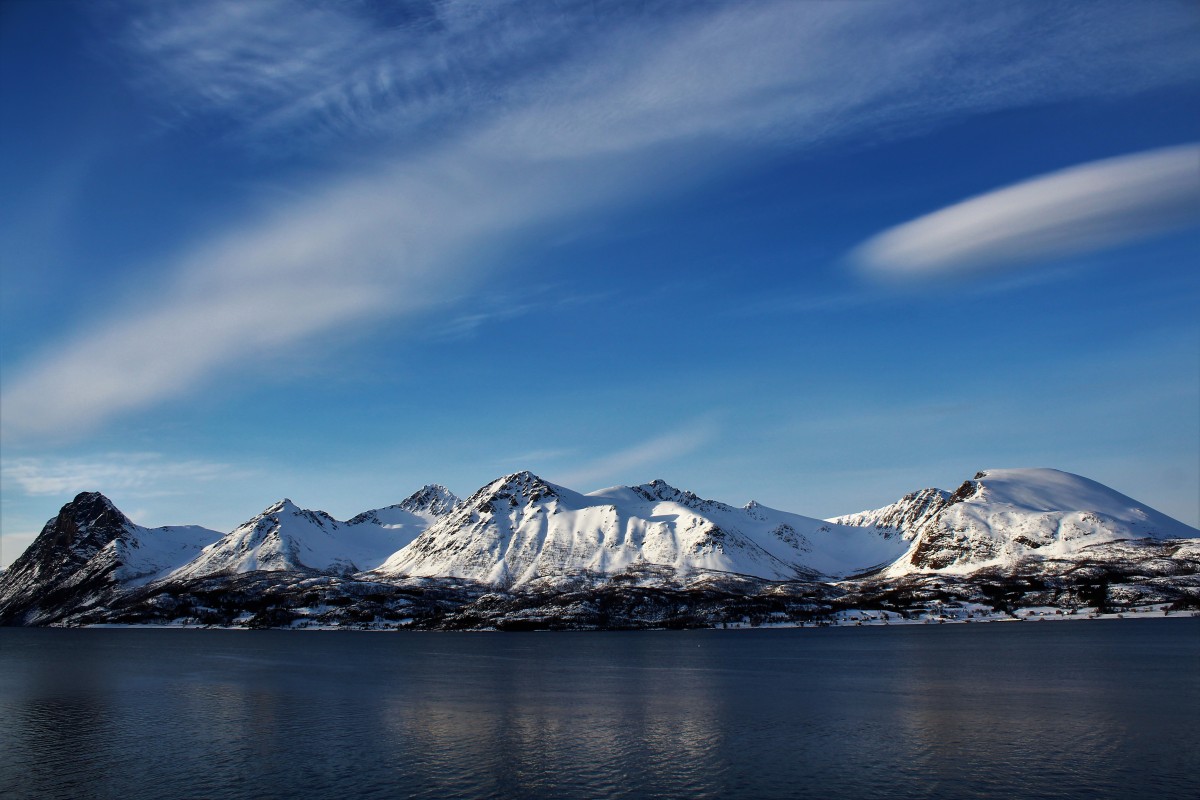 Zdjęcia: Stornes, Tromso, z widokiem na góry, NORWEGIA Zdjęcia: Stornes, Tromso, z widokiem na góry, NORWEGIA