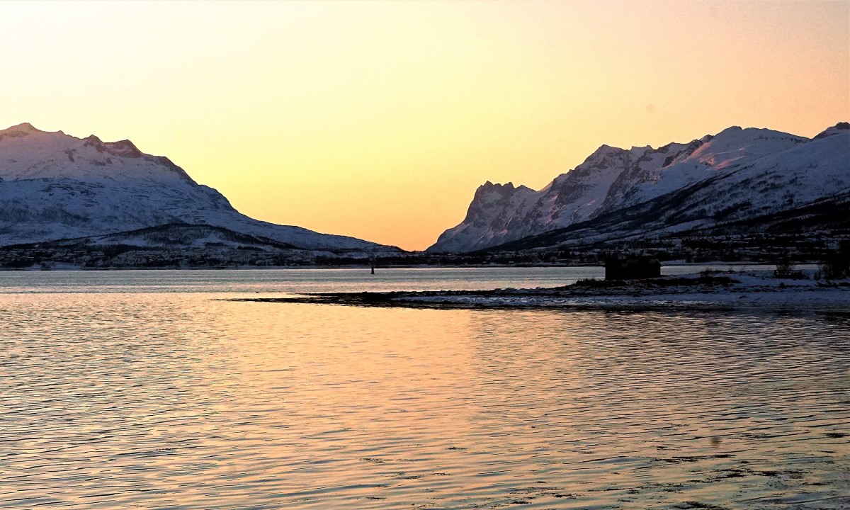 Zdjęcia: Tromsø, Troms, Gdy słońce chowa się za góry, NORWEGIA Zdjęcia: Tromsø, Troms, Gdy słońce chowa się za góry, NORWEGIA