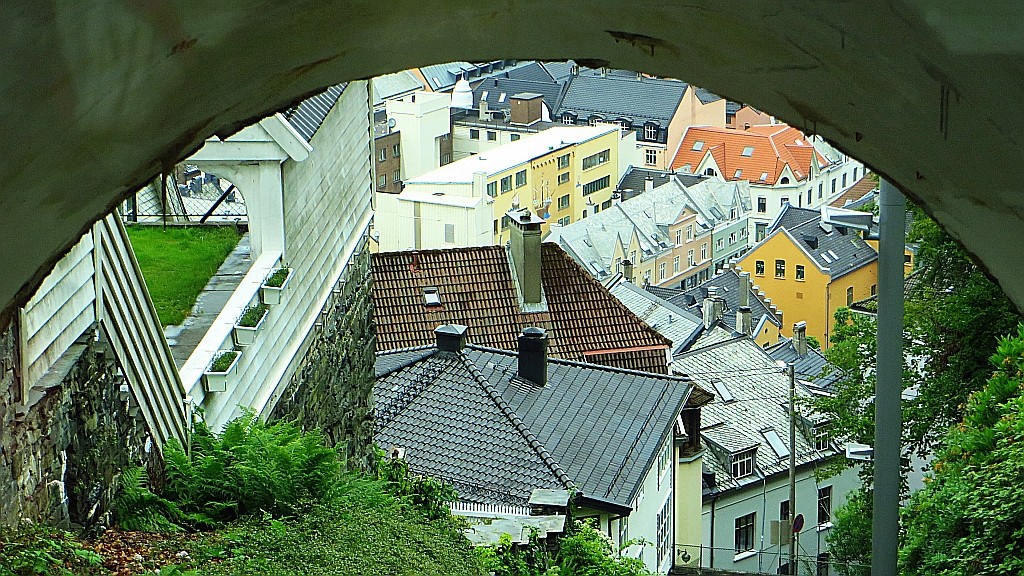 Zdjęcia: Bergen - kolejka na Floyen, Norwegia południowo - zachodnia, dachy Bergen, NORWEGIA Zdjęcia: Bergen - kolejka na Floyen, Norwegia południowo - zachodnia, dachy Bergen, NORWEGIA