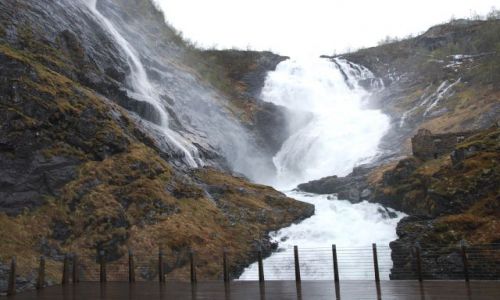 Zdjecie NORWEGIA / Hordaland / na trasie kolejki Flamsbana / Inne ujcie wodospadu Kjosfossen