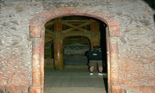 Zdjcie NORWEGIA / Sogn og Fjordane / Borgund / Borgund Stavkyrkje - wejcie i fragment wntrza