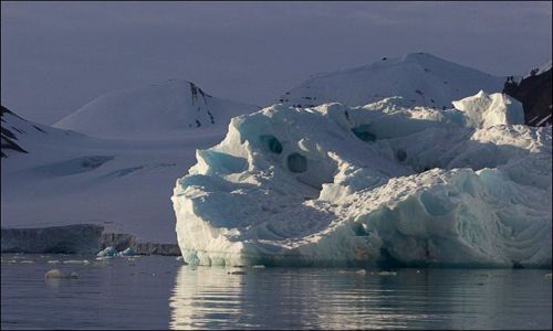 Zdjęcie NORWEGIA / Spitsbergen / okolice Hornsundu / Góra lodowa