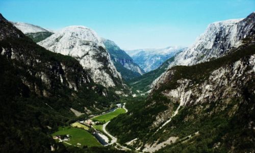 Zdjecie NORWEGIA / Geirangerfjord / Dolina przy fiordzie / Gry