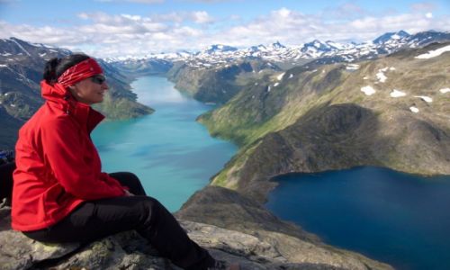 Zdjcie NORWEGIA / Jotunheim / Bessegen / KONKURS FOTO Kobieta w obiektywie podrnika