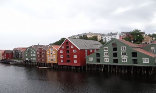 Zdjecie NORWEGIA / Norwegia / Trondheim / Domy nad wod