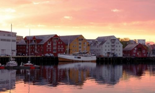 Zdjcie NORWEGIA / Troms / Tromso / W promieniach niezachodzcego soca