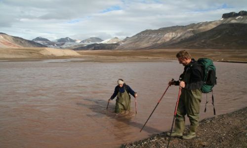 Zdjęcie NORWEGIA / Svalbard / Rzeka Ebby / Przeprawiając się przez rzekę