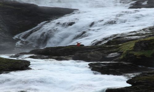 Zdjecie NORWEGIA / Sogn og Fjordane / Aurland / piew i taniec nad wodospadem Kjosfossen