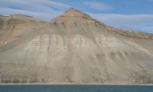 Zdj�cie NORWEGIA / Svalbard / W drodze do Skansbukty. Niewiarygodnie regularne ksztalty / Natura rzezbi piramidy