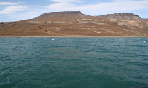 Zdj�cie NORWEGIA / Svalbard / W drodze do Skansbukty. Niewiarygodnie regularne ksztalty / Natura rzezbi - mury