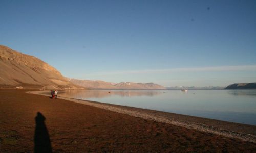 Zdjecie NORWEGIA / Svalbard / Jest srodek nocy, 2 lub 3 cia... nie potrafilem spac / Srodek nocy przed chatką