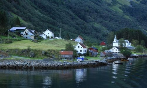 Zdjecie NORWEGIA / Z Flam do Gudvangen / Naerofjord / Nad fiordem 