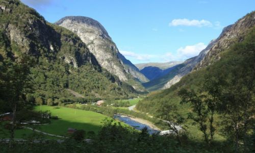 Zdjcie NORWEGIA / Stalheim / Droga stalheimkleiva / W dolinie rzeki Naeroy