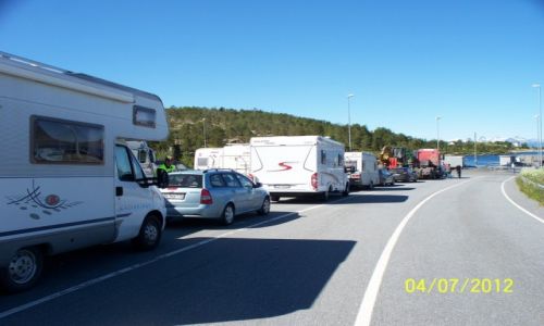 Zdjęcie NORWEGIA / - / Skaberget / W kolejce na prom do Bognes