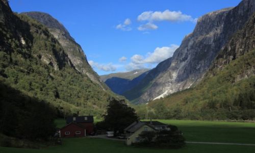 Zdjecie NORWEGIA / Stalheim / Droga Stalheimkleiva / Domki w dolinie