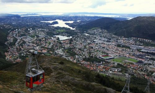 Zdjęcie NORWEGIA / De syv fjell (pasmo górskie)  / Urliken / Kolejką do góry