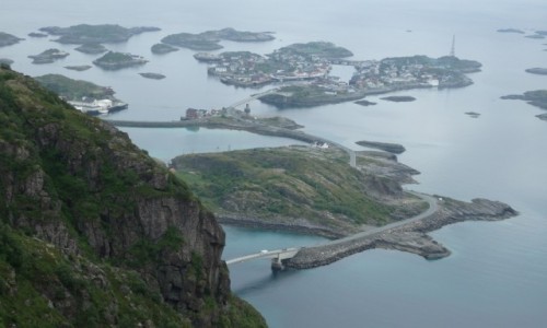 Zdjęcie NORWEGIA / Lofoty / Lofoty / Henningsvær w pochmurny wieczór