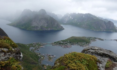 NORWEGIA / Lofoty / Lofoty / Reine w deszczu