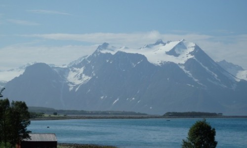 NORWEGIA / Norwegia pnocna / midzy Alt , a Lofotami / Dua gra wystajca z morza